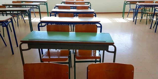 Ανοίγουν τα σχολεία. Με ξύλο και μπούλινγκ