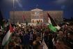 Εκατοντάδες διαδηλωτές φωνάζουν “Λευτεριά στην Παλαιστίνη” από το Σύνταγμα