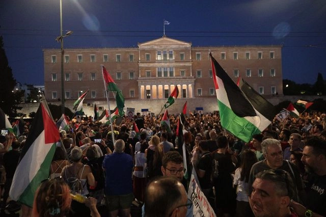 Εκατοντάδες διαδηλωτές φωνάζουν “Λευτεριά στην Παλαιστίνη” από το Σύνταγμα