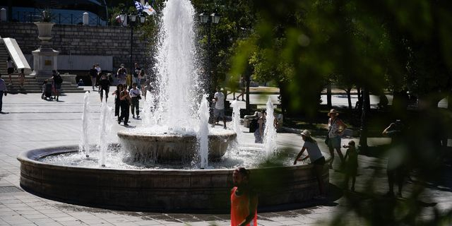 Το συντριβάνι στην Πλατεία Συντάγματος