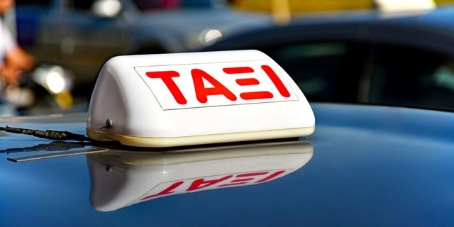 Καταγγελία: Ταξιτζής αποβίβασε μητέρα με 3 παιδιά, για να πάρει τουρίστες