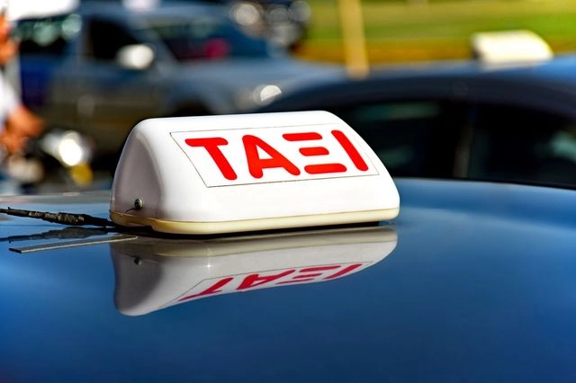 Καταγγελία: Ταξιτζής αποβίβασε μητέρα με 3 παιδιά, για να πάρει τουρίστες