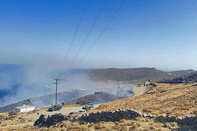 Φωτιά στην Τήνο – Σηκώθηκαν εναέρια μέσα