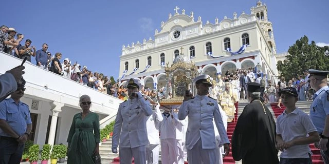 Με λαμπρότητα ο εορτασμός του Δεκαπενταύγουστου στην Τήνο – Κατάνυξη στην Παναγία Σουμελά