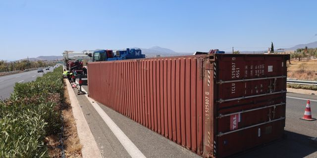 Εκτροπή φορτηγού στην Αθηνών – Κορίνθου: Άνοιξαν δύο λωρίδες προς Κόρινθο