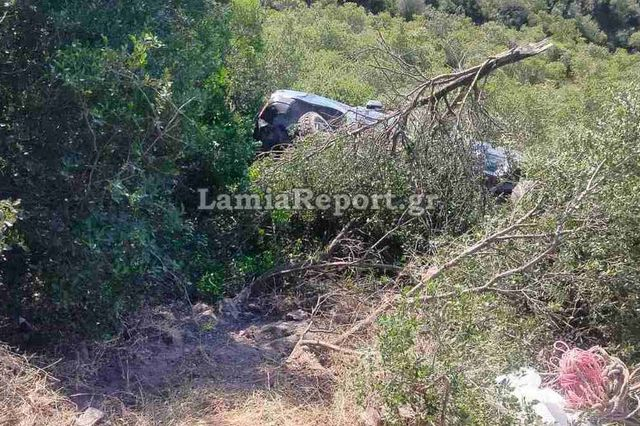 Φθιώτιδα: Αυτοκίνητο έκανε “βουτιά” σε γκρεμό – Σώοι οι τρεις επιβαίνοντες