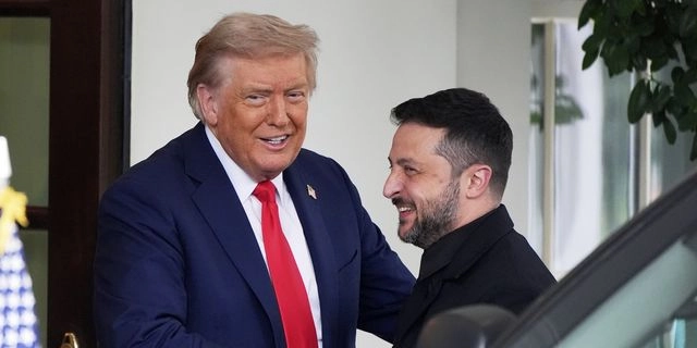 Το συμβολικό δώρο του Ζελένσκι στον Τραμπ και η διπλωματία του γκολφ