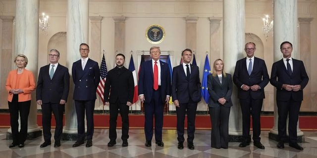 Η "οικογενειακή" φωτογραφία Ευρωπαίων ηγετών και Τραμπ