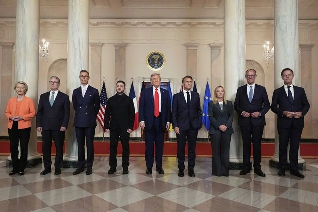 Η "οικογενειακή" φωτογραφία Ευρωπαίων ηγετών και Τραμπ