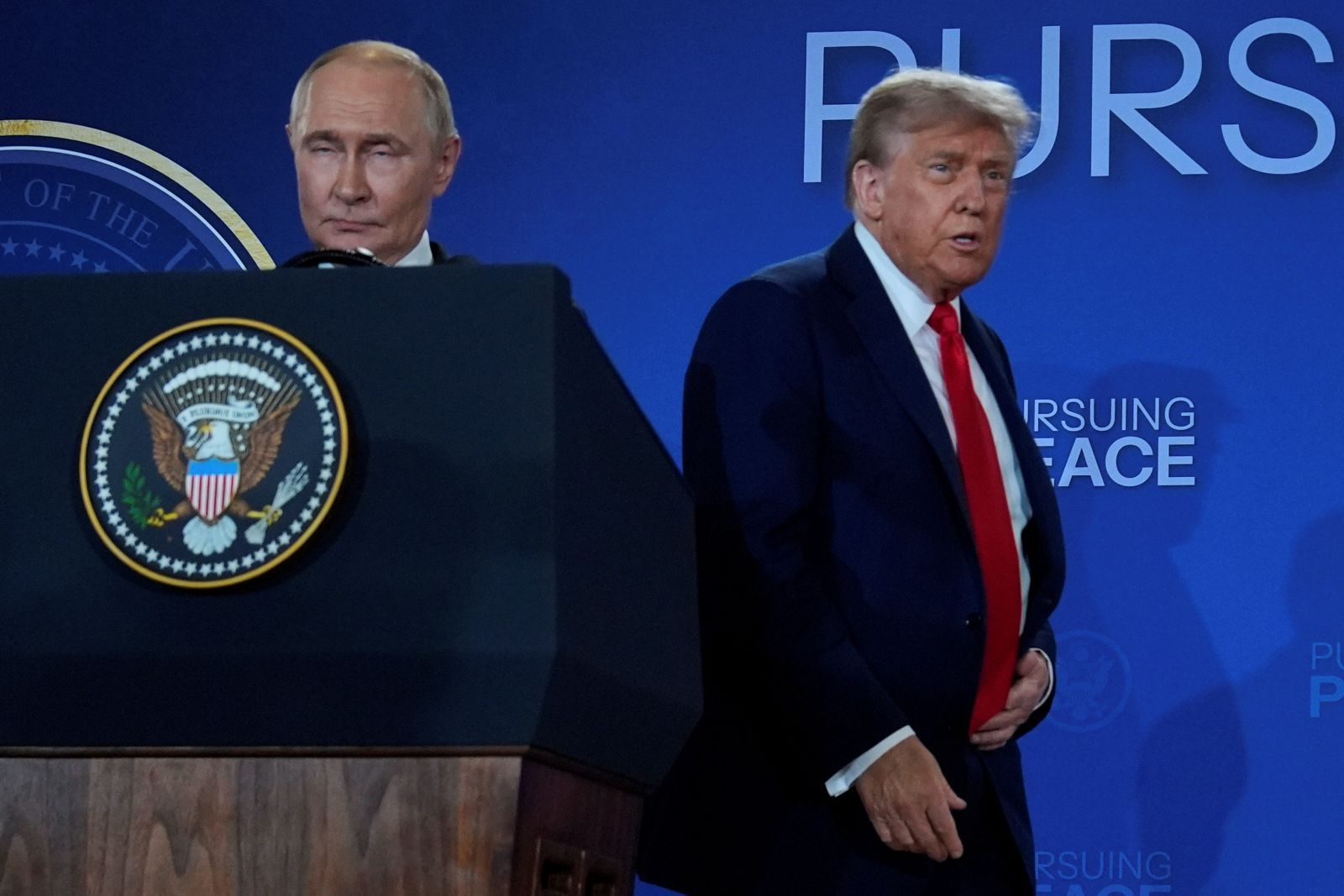 Ντόναλντ Τραμπ και Βλαντίμιρ Πούτιν στην Αλάσκα