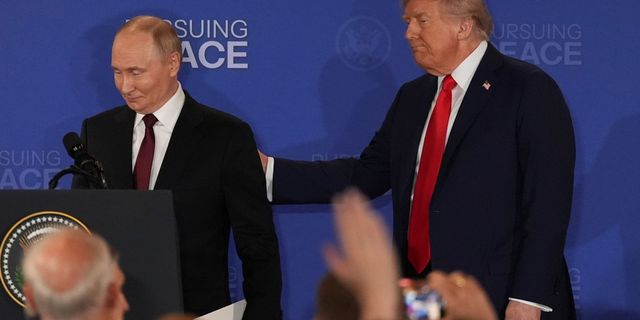 Ντόναλντ Τραμπ και Βλαντίμιρ Πούτιν στην Αλάσκα