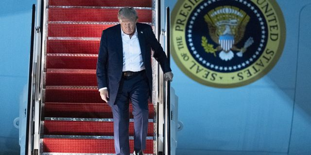 Με σκυμμένο κεφάλι επέστρεψε ο Τραμπ στην Ουάσινγκτον