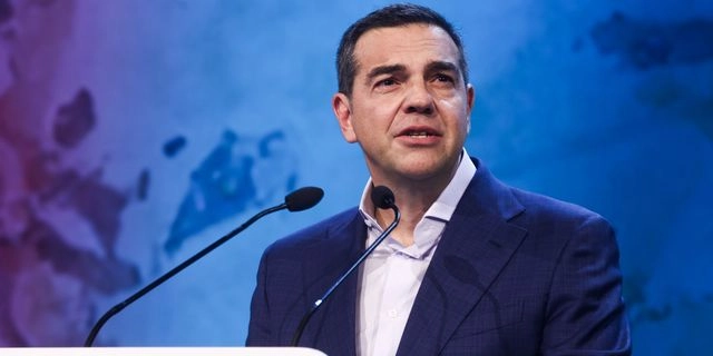 Ο Τσίπρας μπαίνει στο γήπεδο: πολλοί αντίπαλοι, ένας σύμμαχος…