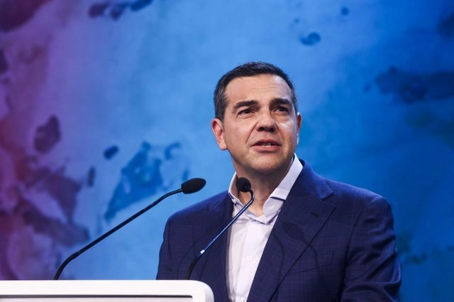 Ο Τσίπρας μπαίνει στο γήπεδο: πολλοί αντίπαλοι, ένας σύμμαχος…