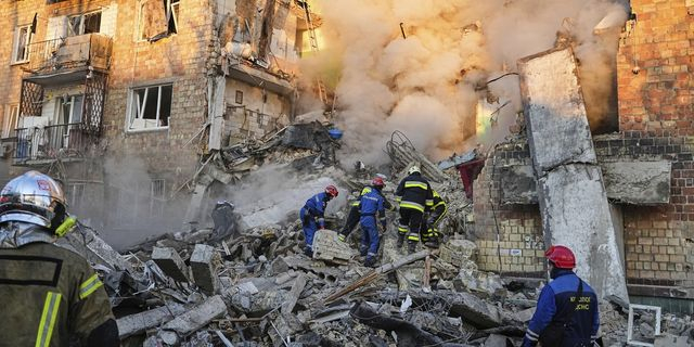 Οργή για τη φονική επίθεση της Ρωσίας στο Κίεβο – Εγκαλούνται διπλωμάτες της Μόσχας