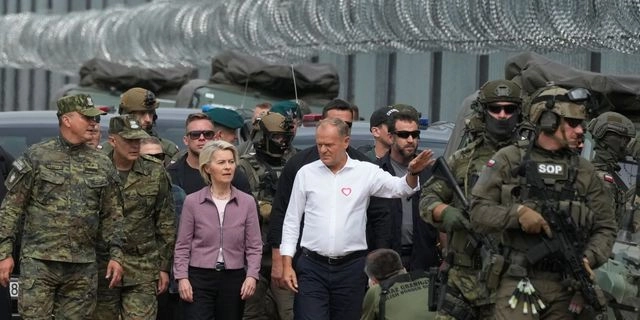 Η Ούρσουλα φον ντερ Λάιεν και ο Ντόναλντ Τουσκ κατά την επίσκεψή τους στα σύνορα Πολωνίας-Λευκορωσίας