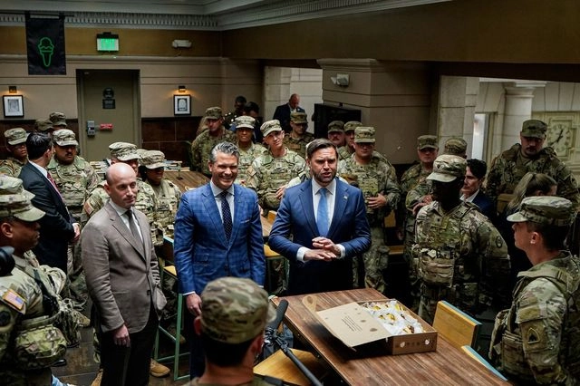 Ουάσινγκτον: Σκληρές αποδοκιμασίες κατά του Τζέι Ντι Βανς ενώ μοίραζε μπέργκερ σε στρατιώτες της Εθνοφρουράς