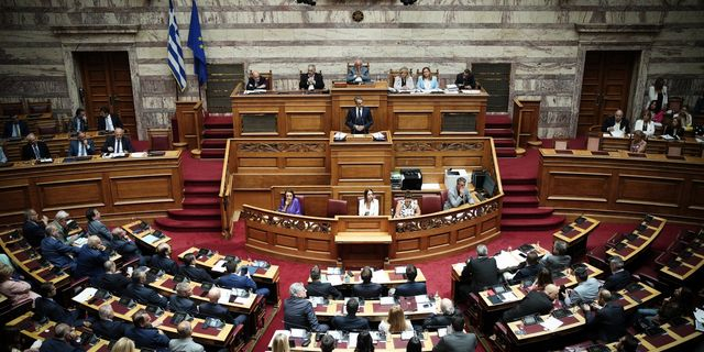 Να ανέβει το όριο εισόδου στη Βουλή;