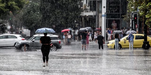 Βροχή τώρα στην Αθήνα – Πώς θα εξελιχθεί ο καιρός