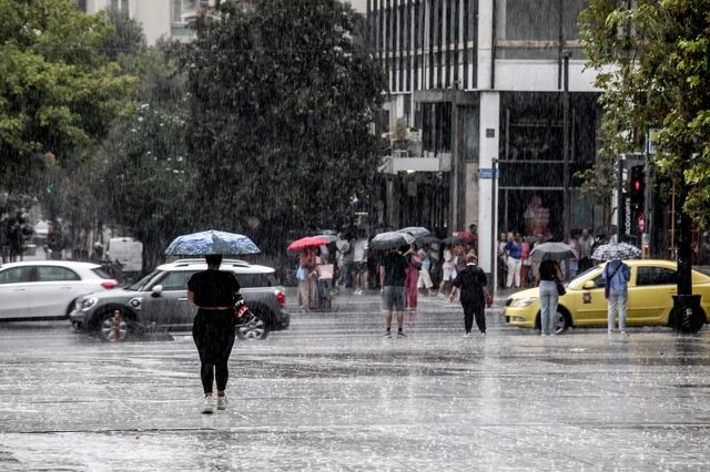 Βροχή τώρα στην Αθήνα – Πώς θα εξελιχθεί ο καιρός