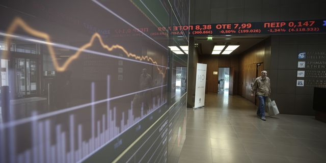 Σε κλοιό πιέσεων η αγορά ομολόγων – Στο 3,70% η απόδοση του 10ετούς ομολόγου