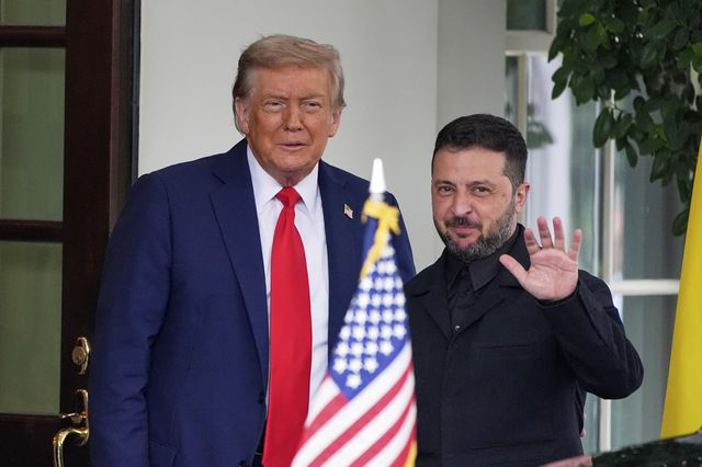 Τραμπ – Ζελένσκι: Η χειραψία και το παρασκήνιο πίσω από το μαύρο σακάκι