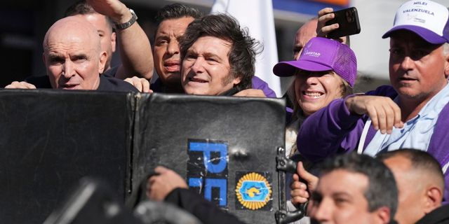Αργεντινή: Διαδηλωτές πήραν με τις πέτρες τον πρόεδρο Χαβιέ Μιλέι