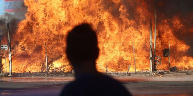 Φωτιά στο Μενίδι: Καταστράφηκαν ολοσχερώς τρεις επιχειρήσεις