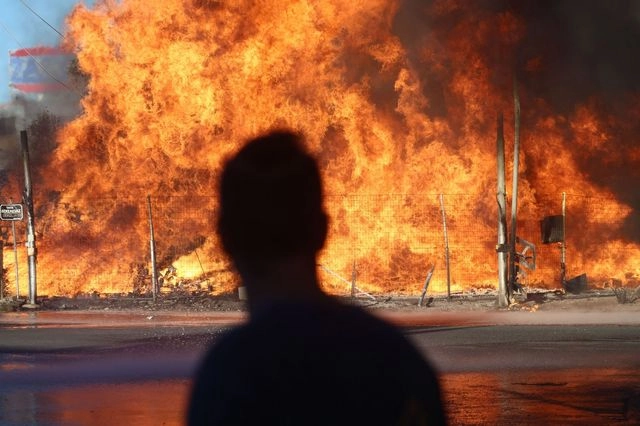 Φωτιά στο Μενίδι: Καταστράφηκαν ολοσχερώς τρεις επιχειρήσεις