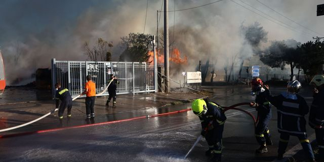 Μενίδι: Καλύτερη η εικόνα της φωτιάς στη βιομηχανική περιοχή