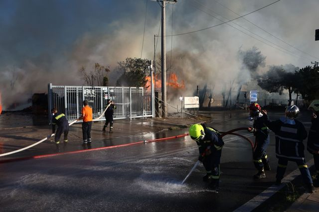 Μενίδι: Καλύτερη η εικόνα της φωτιάς στη βιομηχανική περιοχή