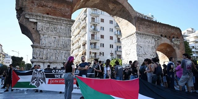 Θεσσαλονίκη: Οι φίλαθλοι του ΠΑΟΚ φωνάζουν “όχι στη γενοκτονία” πριν το ματς με τη Μακάμπι