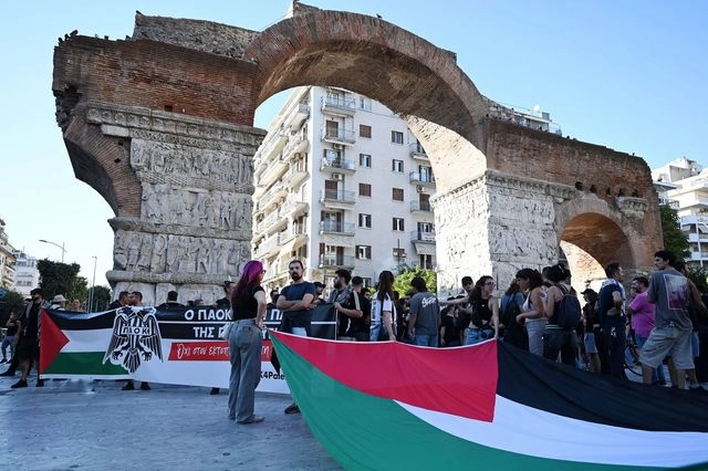 Θεσσαλονίκη: Οι φίλαθλοι του ΠΑΟΚ φωνάζουν “όχι στη γενοκτονία” πριν το ματς με τη Μακάμπι