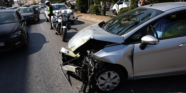 Λεωφορείο συγκρούστηκε με ΙΧ στη Μεσογείων – Μεγάλες καθυστερήσεις