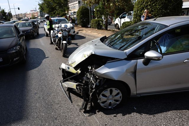 Λεωφορείο συγκρούστηκε με ΙΧ στη Μεσογείων – Μεγάλες καθυστερήσεις