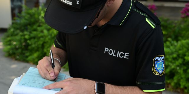 Αιγάλεω: Μεθυσμένος οδηγός έπεσε σε έξι σταθμευμένα αυτοκίνητα