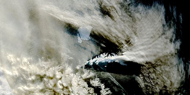 Το A23a, στο κέντρο, είναι ορατό καθώς κατευθύνεται προς το νησί Σάουθ Τζόρτζια
