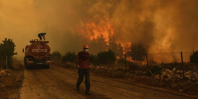 Φωτιά στην Αττάλεια – Εκκενώθηκαν ξενοδοχεία