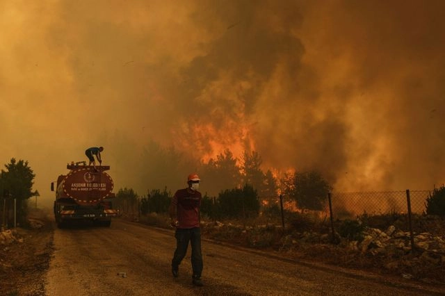 Φωτιά στην Αττάλεια – Εκκενώθηκαν ξενοδοχεία