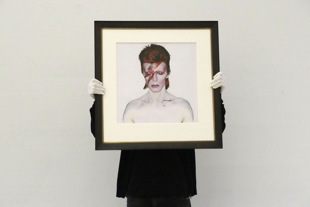 Το εξώφυλλο του “Aladdin Sane” του David Bowie μπορεί να γίνει το πιο ακριβό στην ιστορία