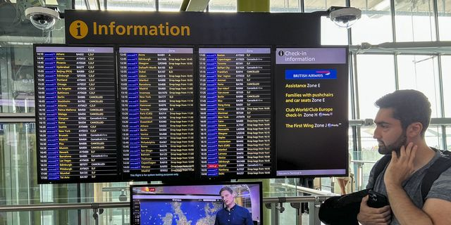 Καθηλωμένα αεροπλάνα και ουρές σε ευρωπαϊκά αεροδρόμια μετά την κυβερνοεπίθεση