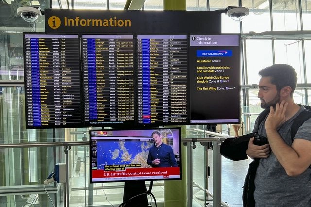 Καθηλωμένα αεροπλάνα και ουρές σε ευρωπαϊκά αεροδρόμια μετά την κυβερνοεπίθεση