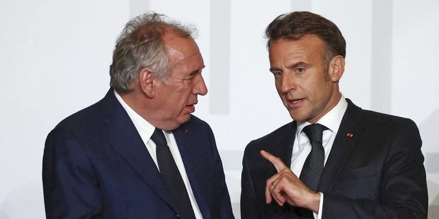Η Γαλλία σε πολιτικό αδιέξοδο – Τα σενάρια σε περίπτωση που “πέσει” ο Μπαϊρού