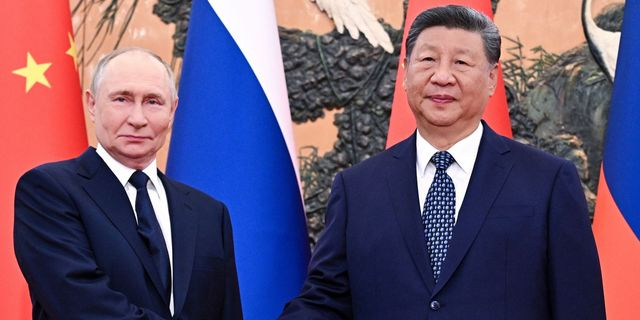 Ο Πούτιν χαιρετίζει τις “πρωτοφανώς υψηλές” σχέσεις με την Κίνα – Ξεκίνησαν οι συνομιλίες με τον Σι