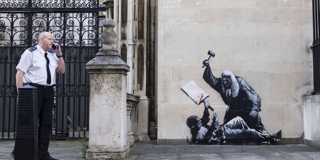 Έσβησαν το νέο έργο του Banksy από τα Δικαστήρια του Λονδίνου