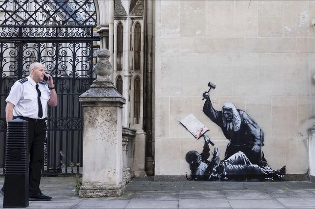Έσβησαν το νέο έργο του Banksy από τα Δικαστήρια του Λονδίνου