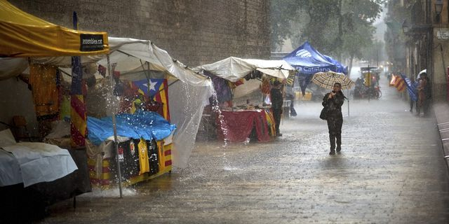 Σε “κόκκινο συναγερμό” η Ίμπιζα – Δρόμοι έγιναν ποτάμια