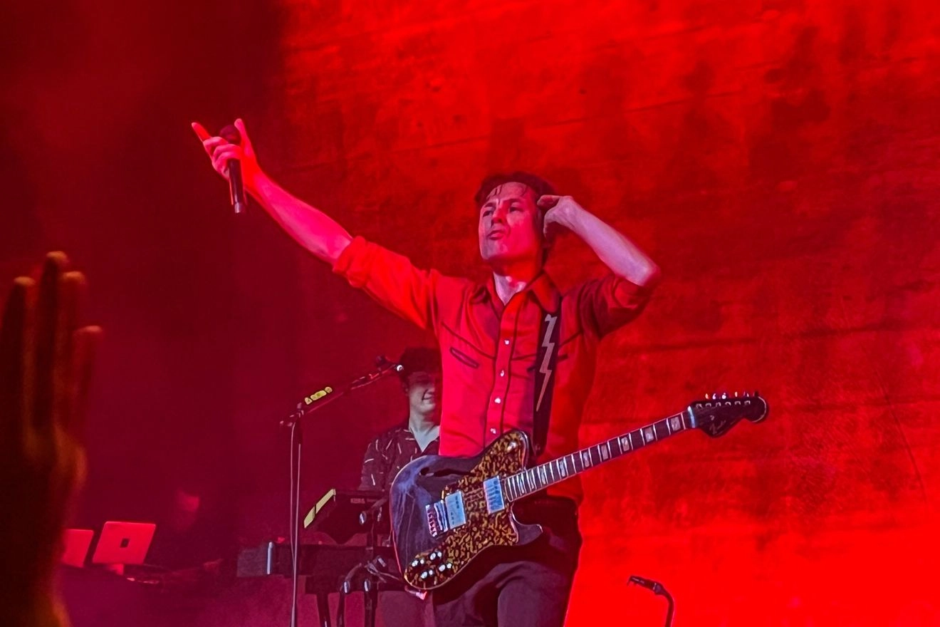 Είδαμε Franz Ferdinand στο Floyd – Με μπουζούκι και ελληνικά σάρωσε ο Alex Kapranos