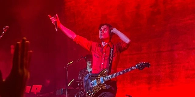 Είδαμε Franz Ferdinand στο Floyd – Με μπουζούκι και ελληνικά σάρωσε ο Alex Kapranos