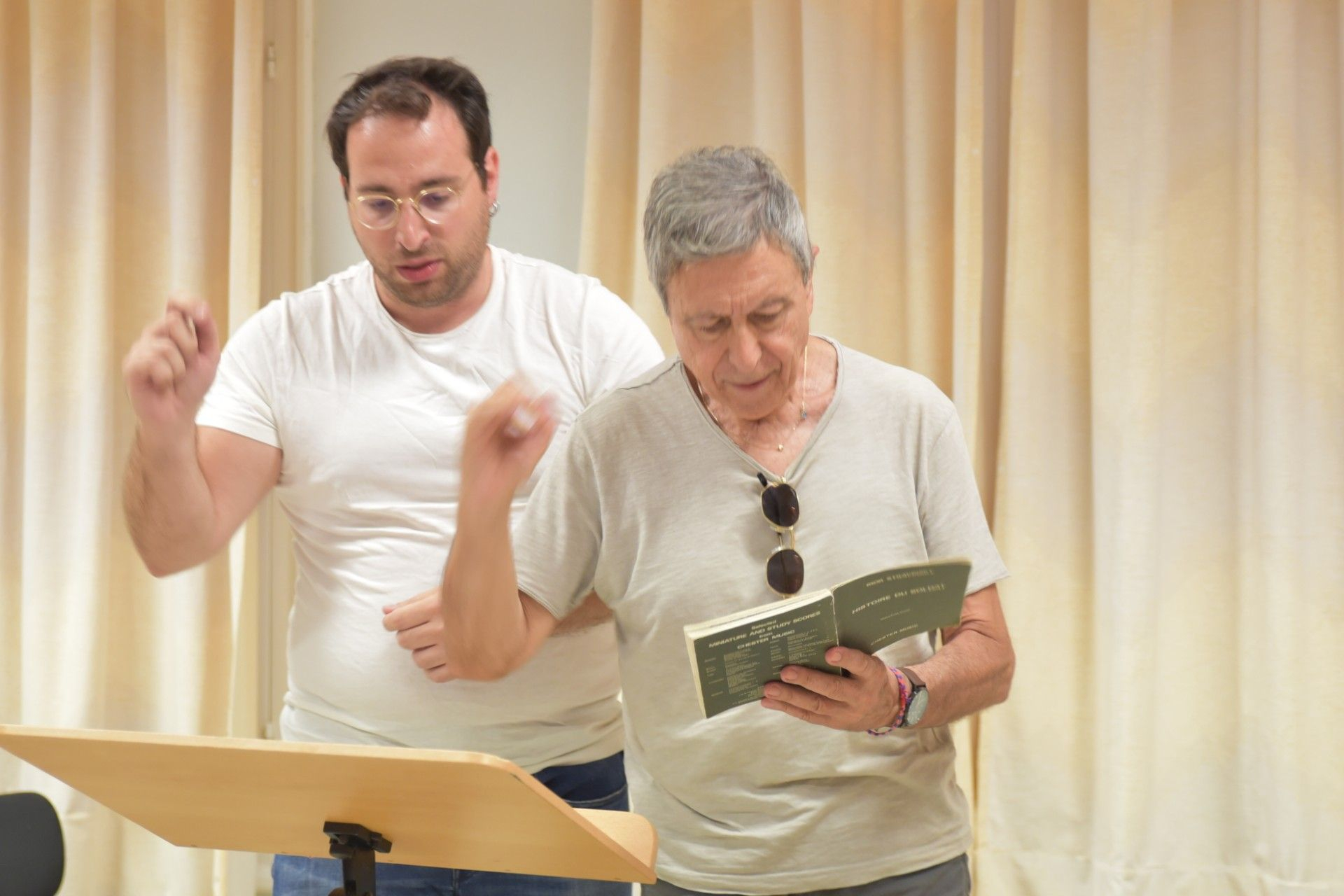 Ο Λουκάς Καρυτινός με νέους μαέστρους